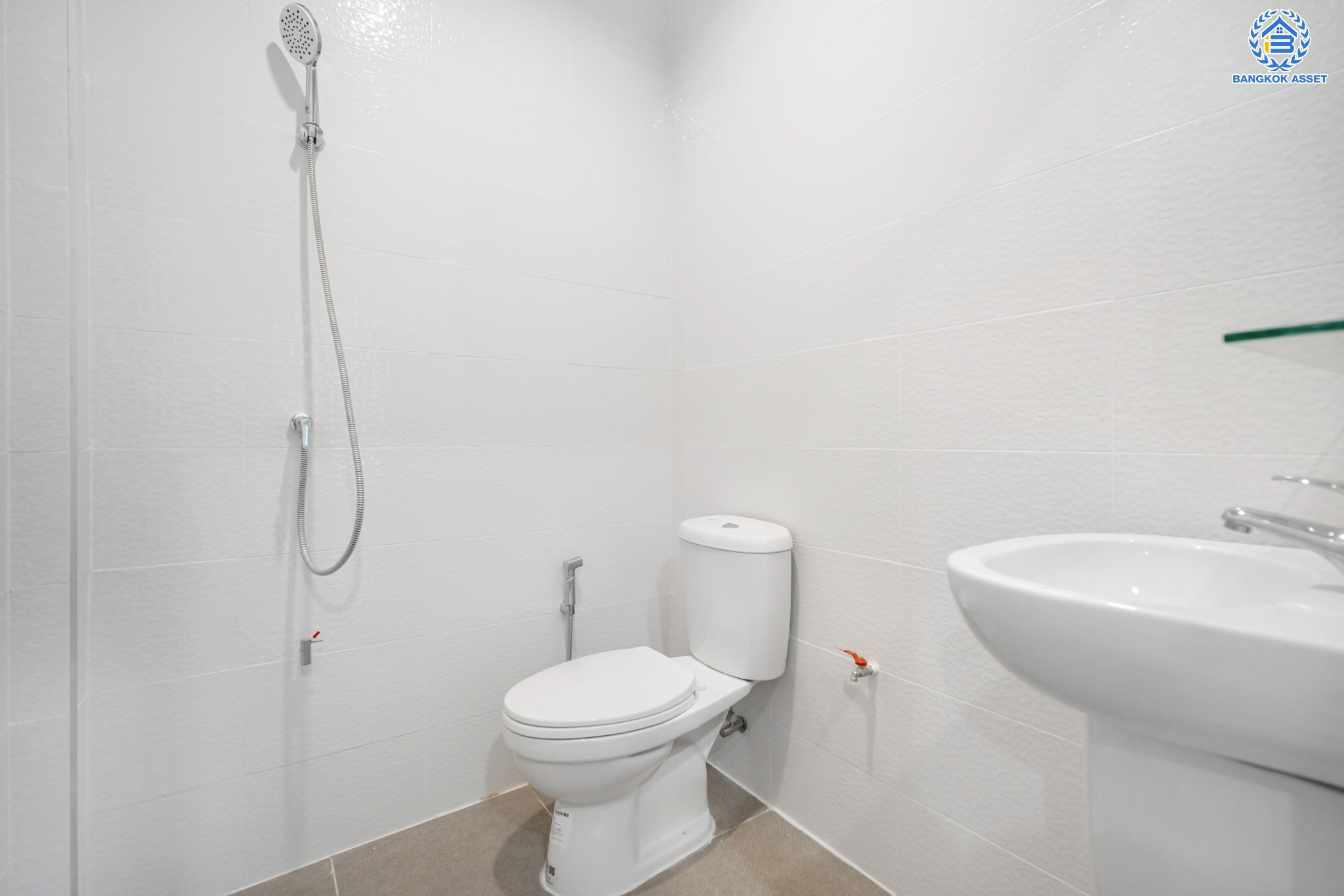 บ้านมือสองตกแต่งใหม่ ม.อิ่มอัมพร ราชพฤกษ์ เนื้อที่ 27 ตร.ว. ฟังก์ชันพร้อมทุกการเข้าอยู่ 3 ห้องนอน 2 ห้องน้ำ 1 ที่จอดรถ พร้อมรองรับทุกการอยู่อาศัย บนทำเลศักยภาพ ติดถนนราชพฤกษ์ เชื่อมต่อได้หลายเส้นทาง และใกล้รถไฟฟ้าสายสีน้ำเงิน "สถานีจรัญฯ13"...